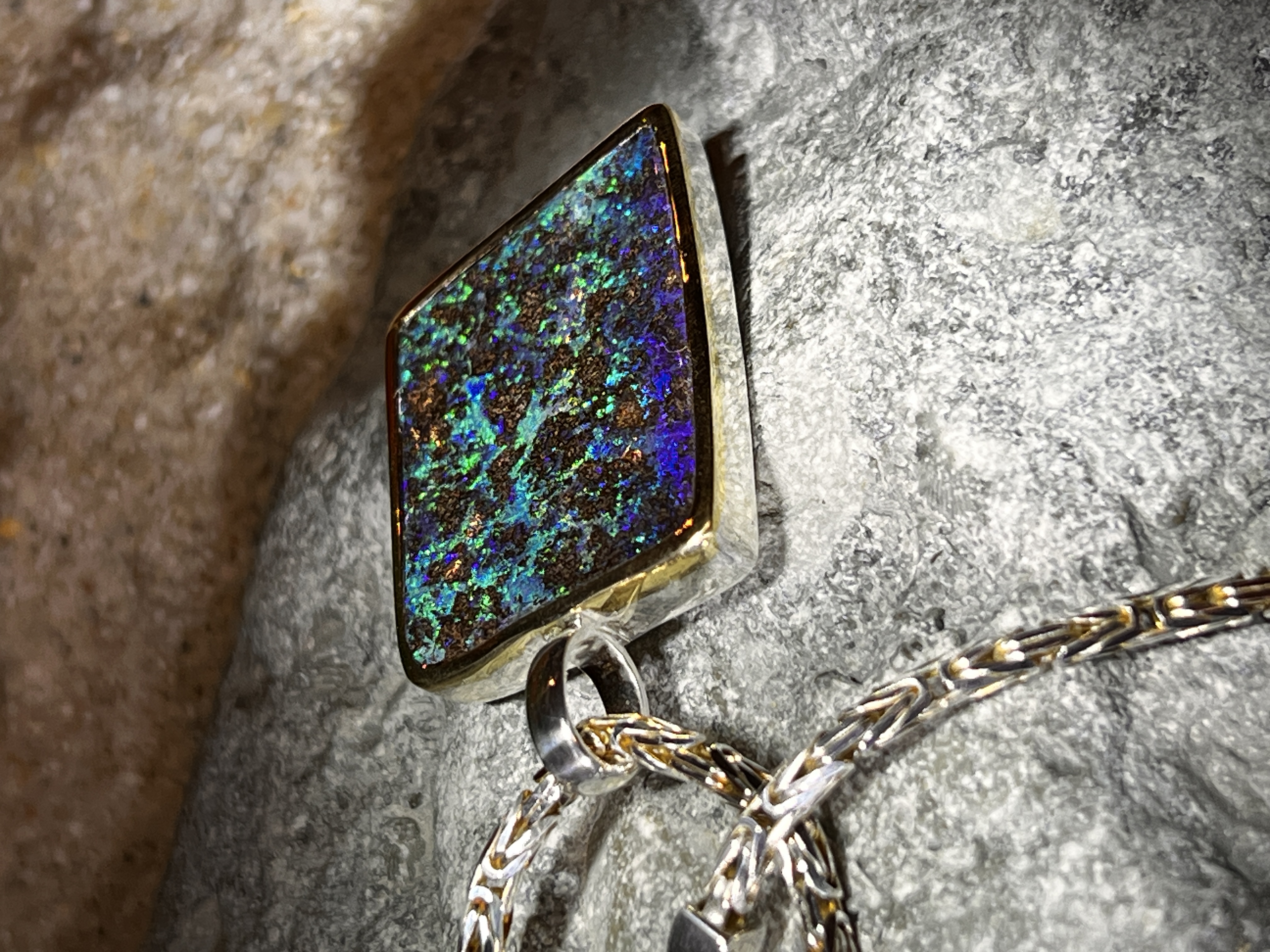 Boulder Opal Grandiosa Anhänger in Silber mit teilvergoldeter Fassung