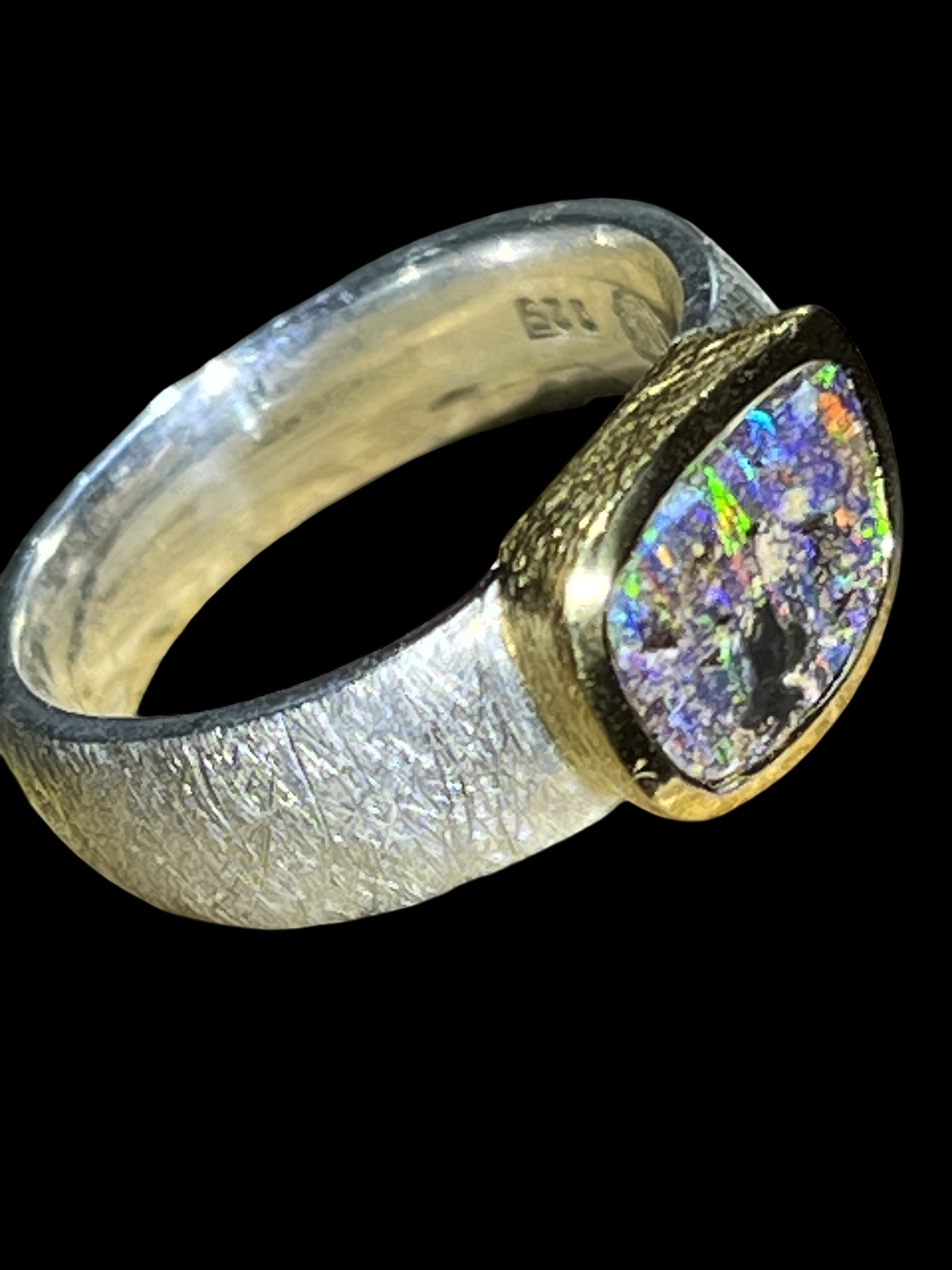 Boulder Opal Multicolor Gustav Klimt Ring in Silber mit vergoldeter Fassung