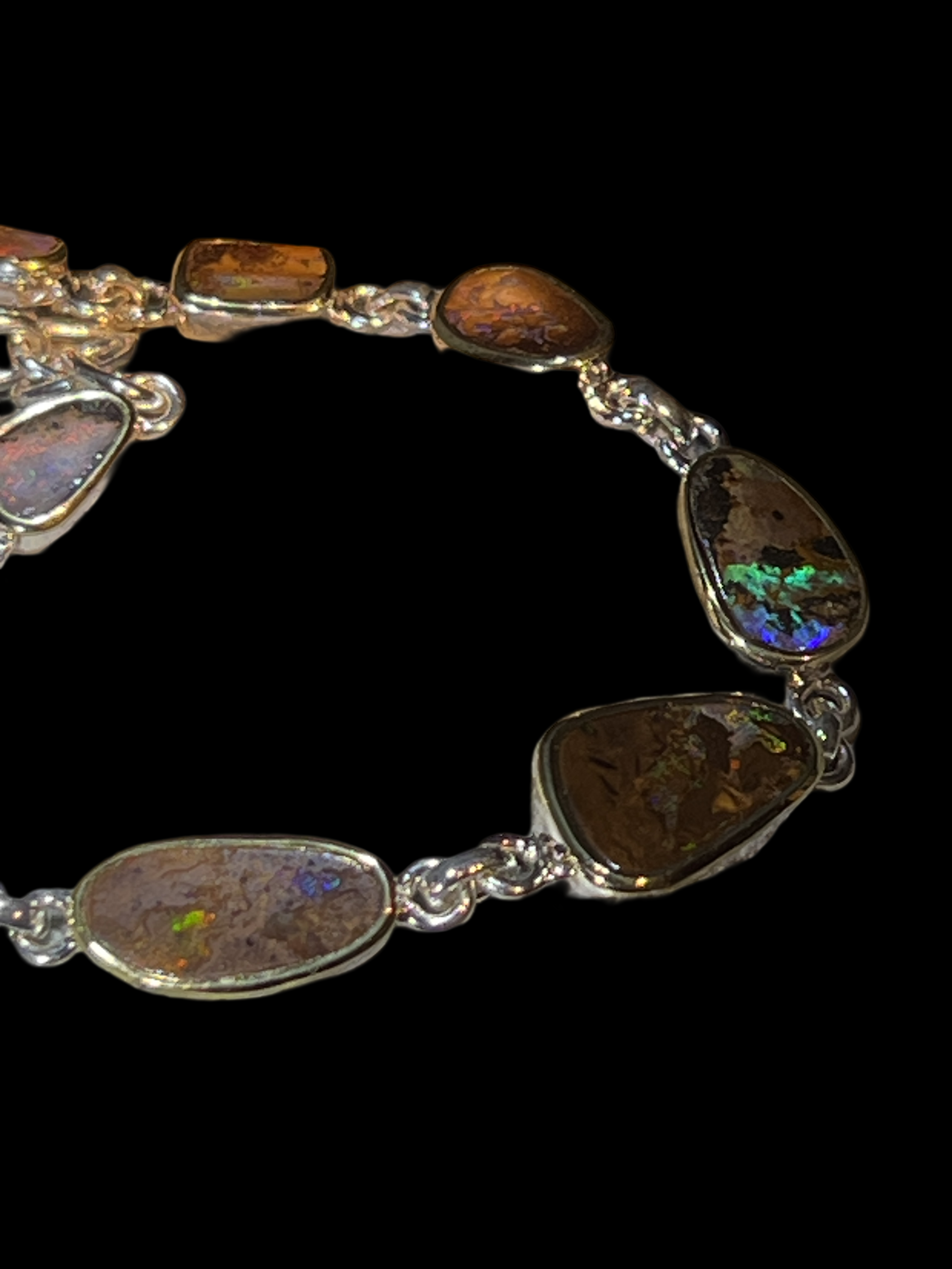 Boulder Opal Armband mit neun Multicolor Opalen