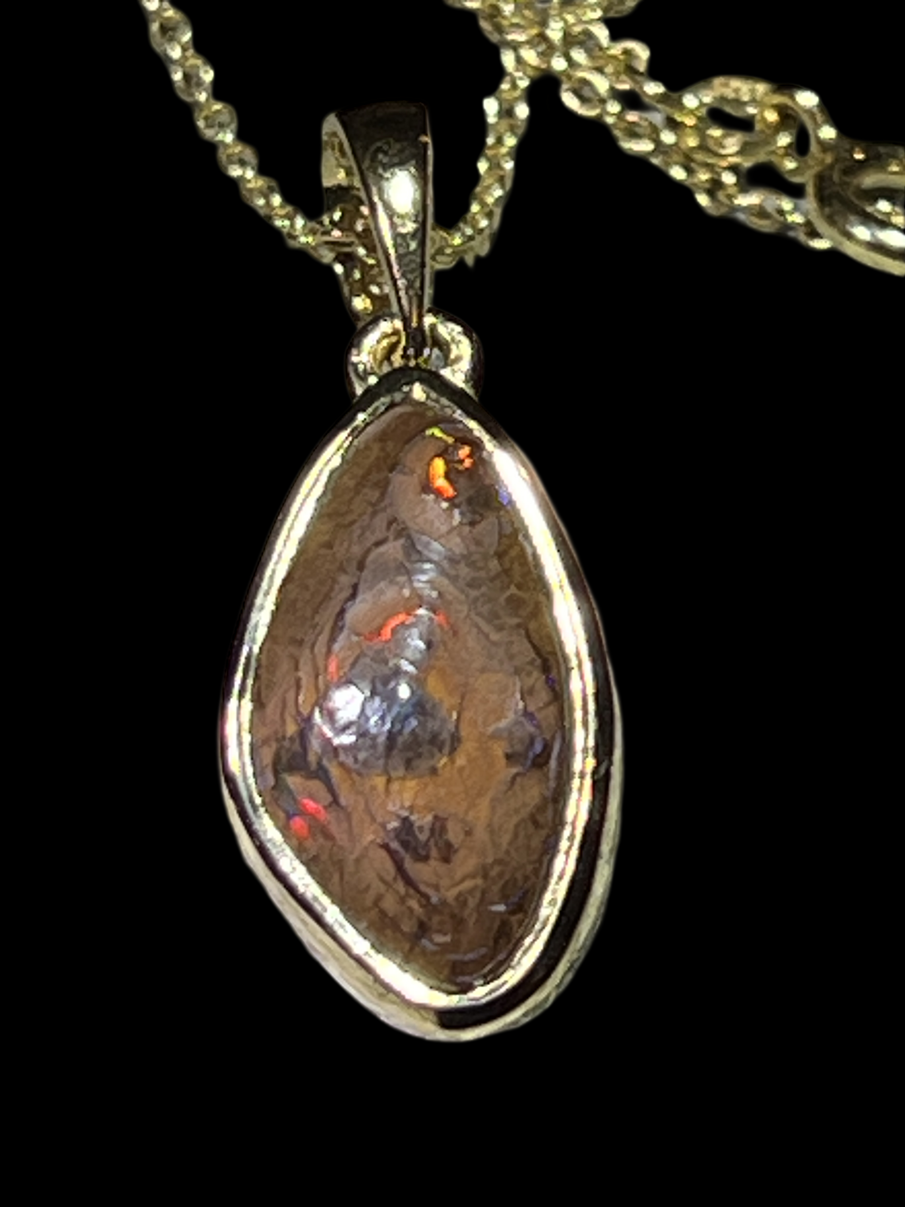 Rote Kristalle Boulder Opal Anhänger in Silber vergoldet