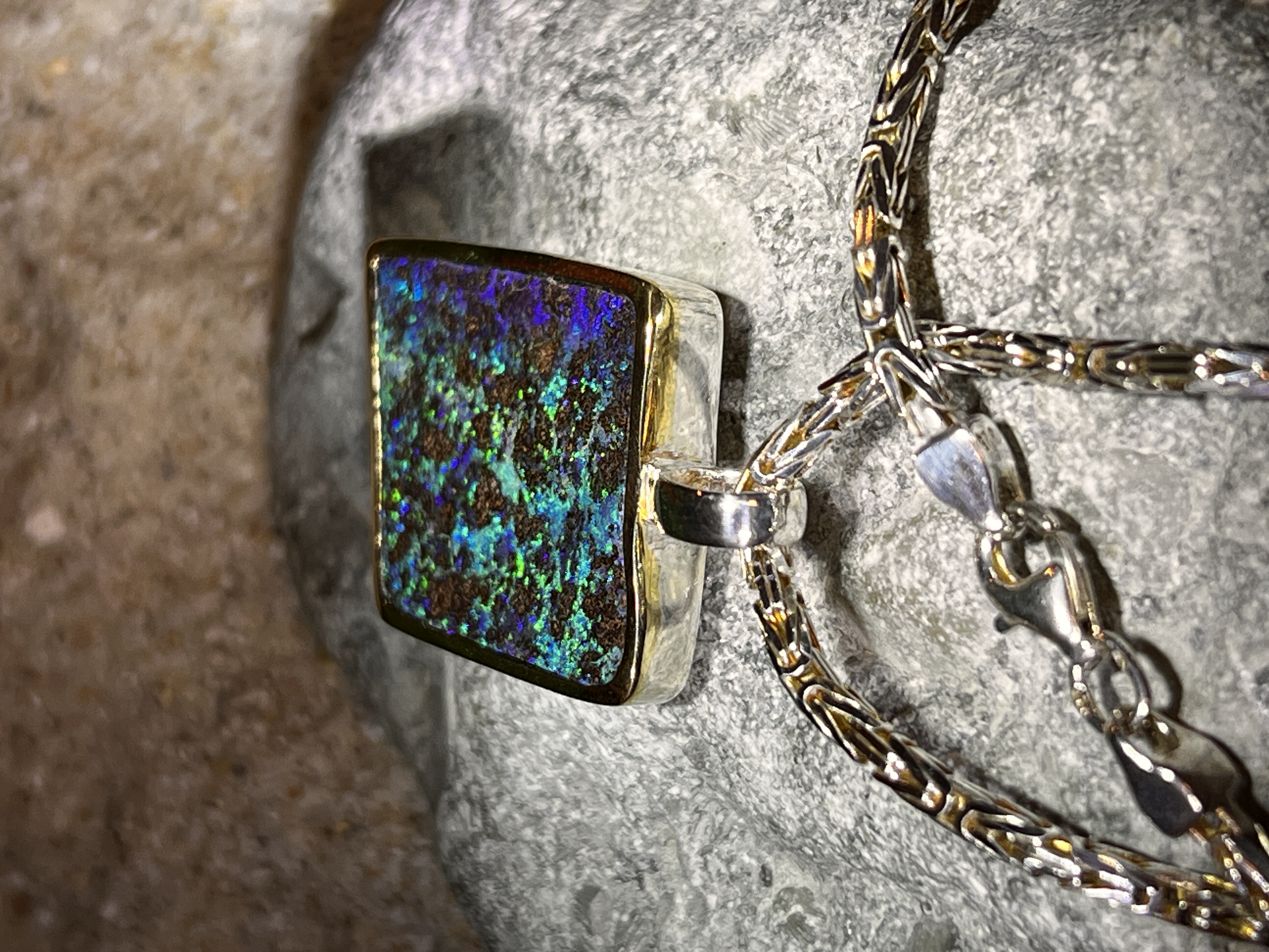 Boulder Opal Grandiosa Anhänger in Silber mit teilvergoldeter Fassung