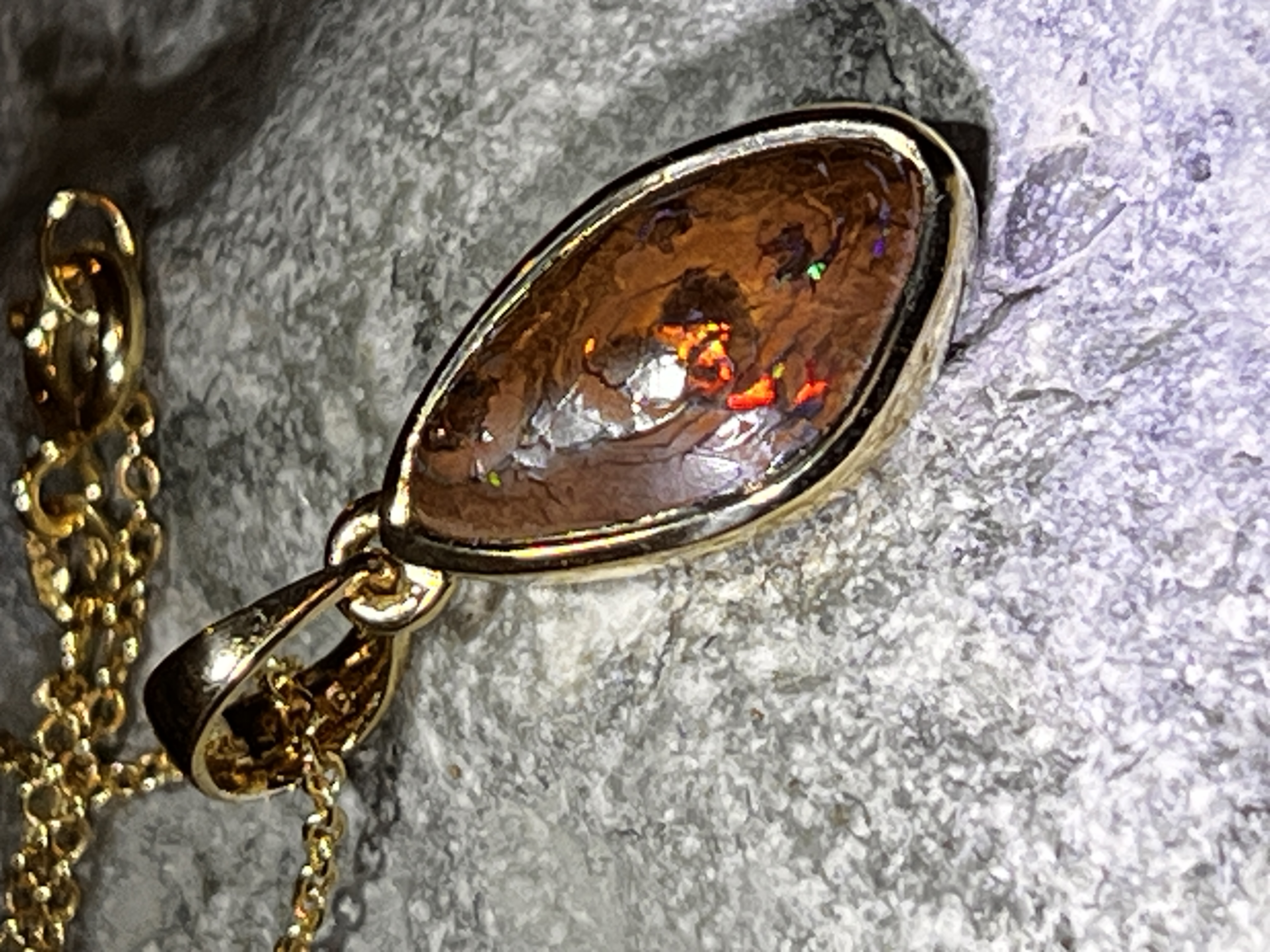 Rote Kristalle Boulder Opal Anhänger in Silber vergoldet
