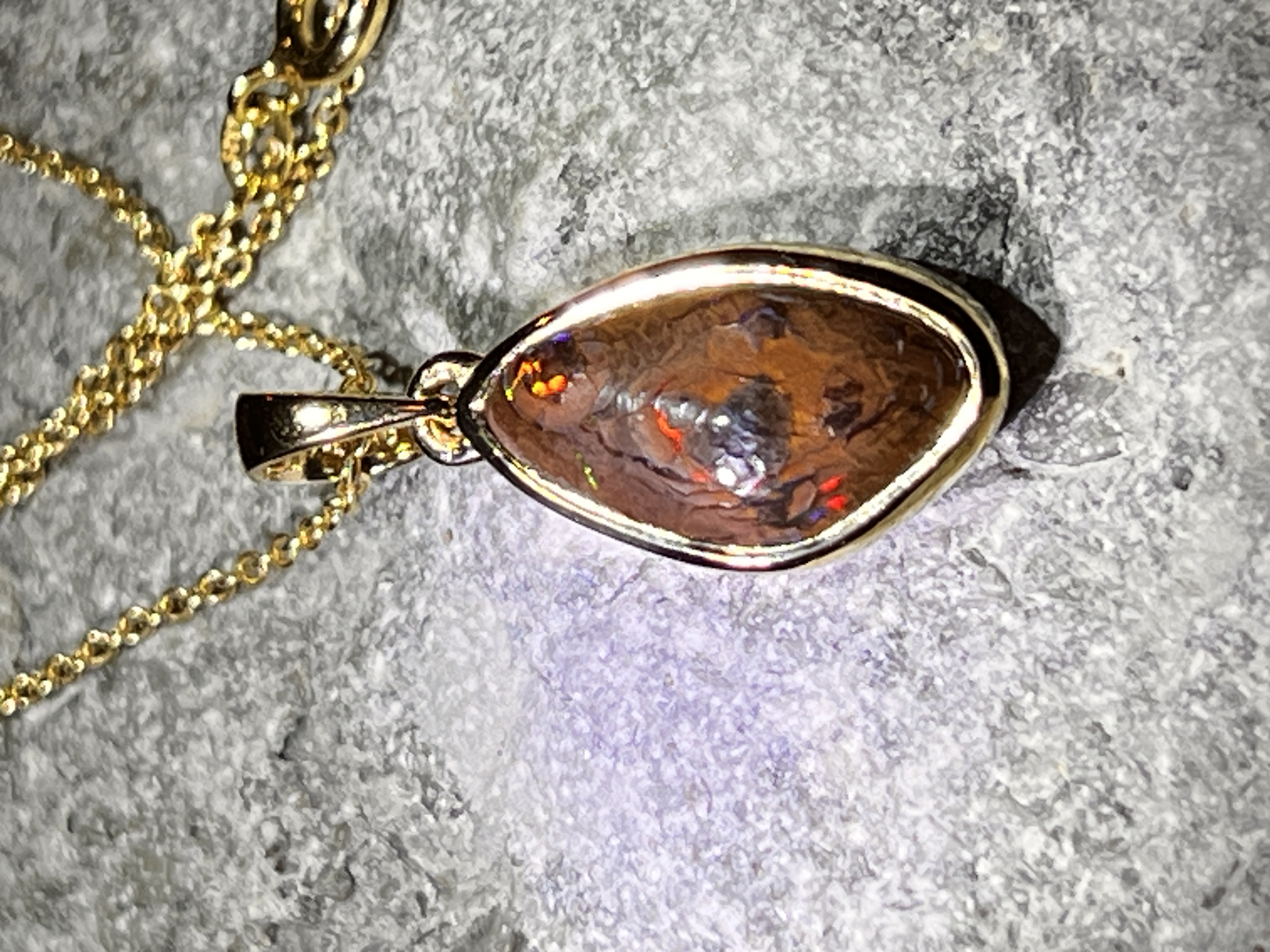 Rote Kristalle Boulder Opal Anhänger in Silber vergoldet
