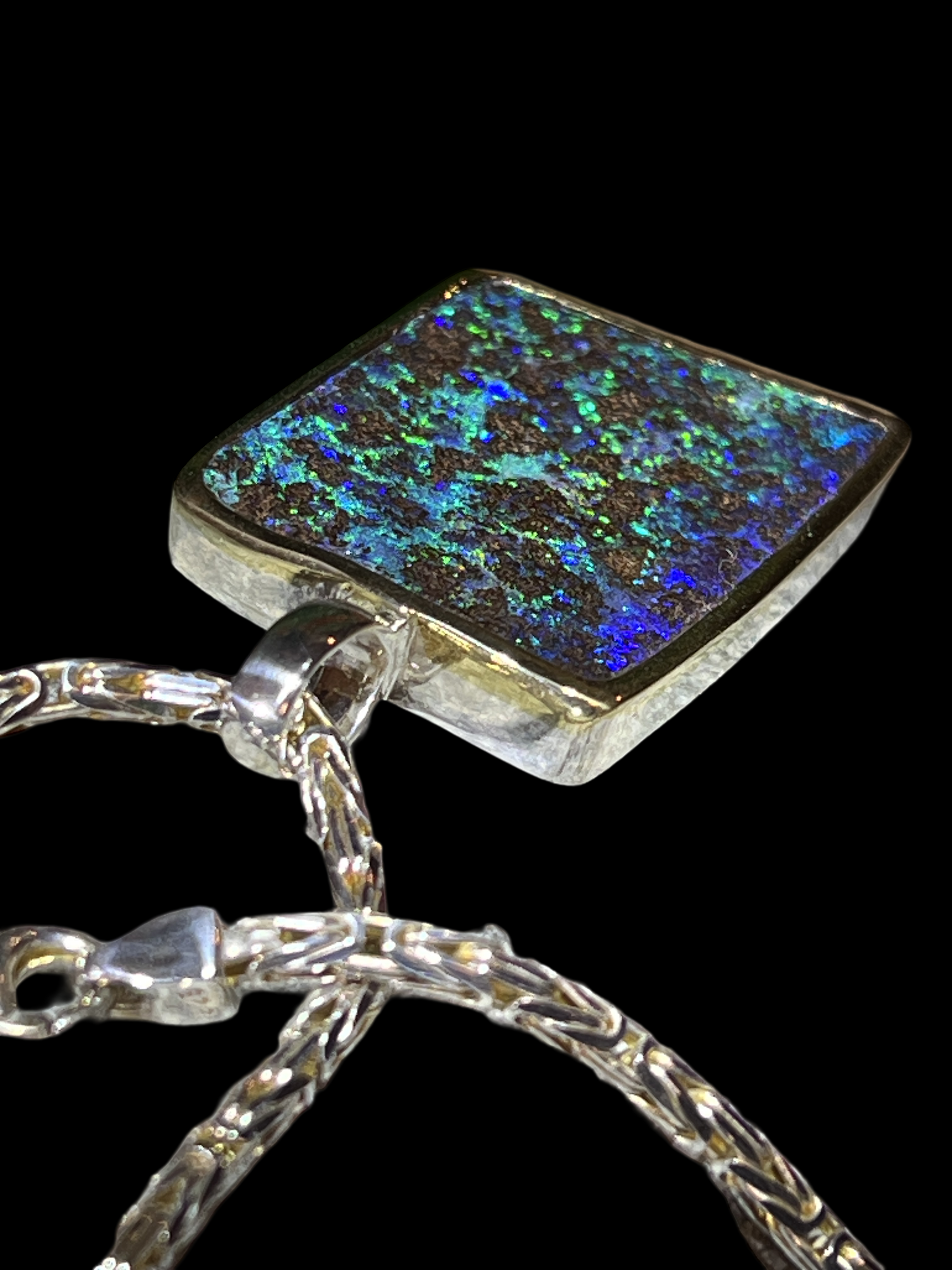 Boulder Opal Grandiosa Anhänger in Silber mit teilvergoldeter Fassung
