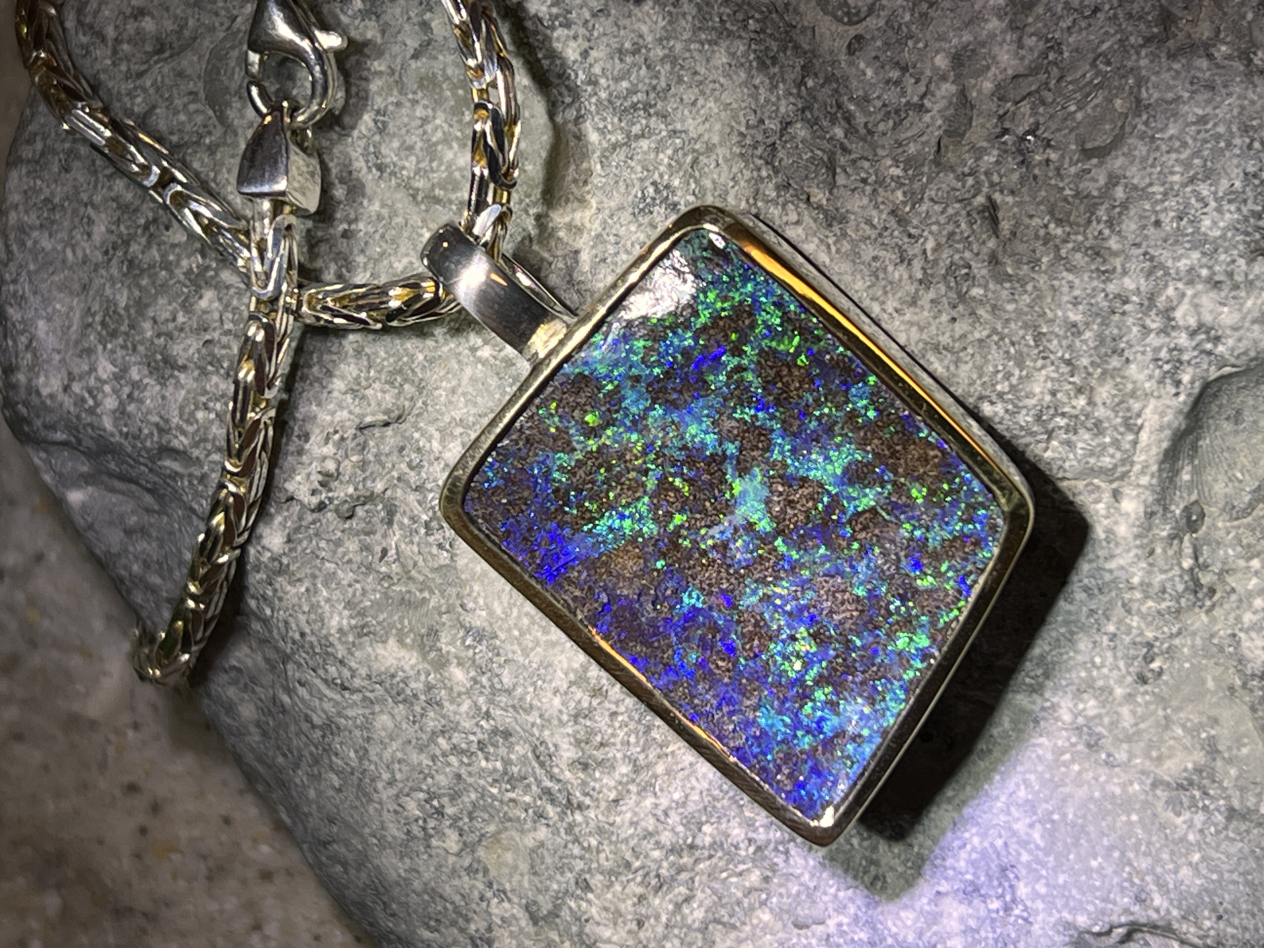 Boulder Opal Grandiosa Anhänger in Silber mit teilvergoldeter Fassung