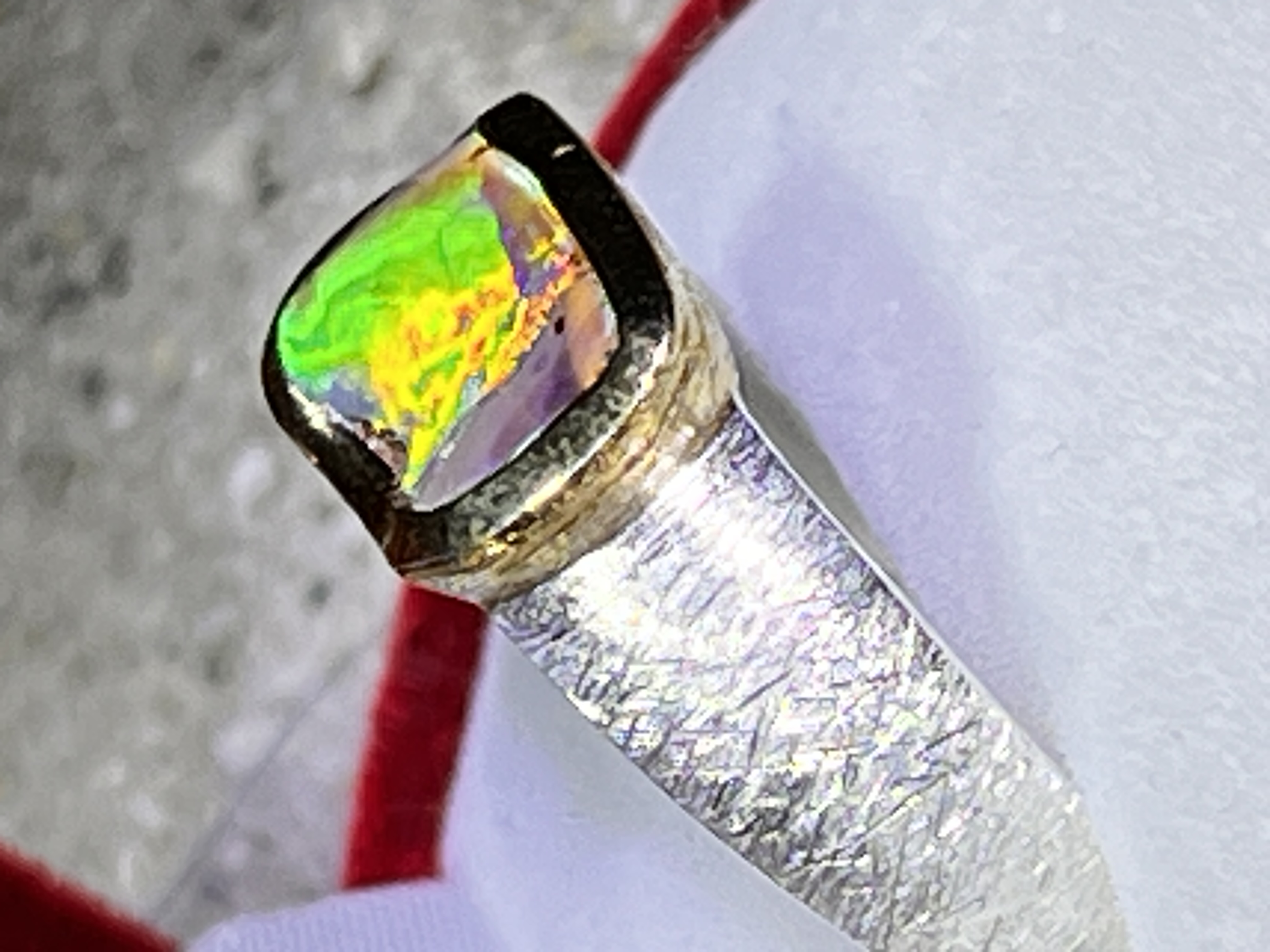 Boulder Opal opulent Grün Violett metallic Ring in Silber mit vergoldeter Fassung