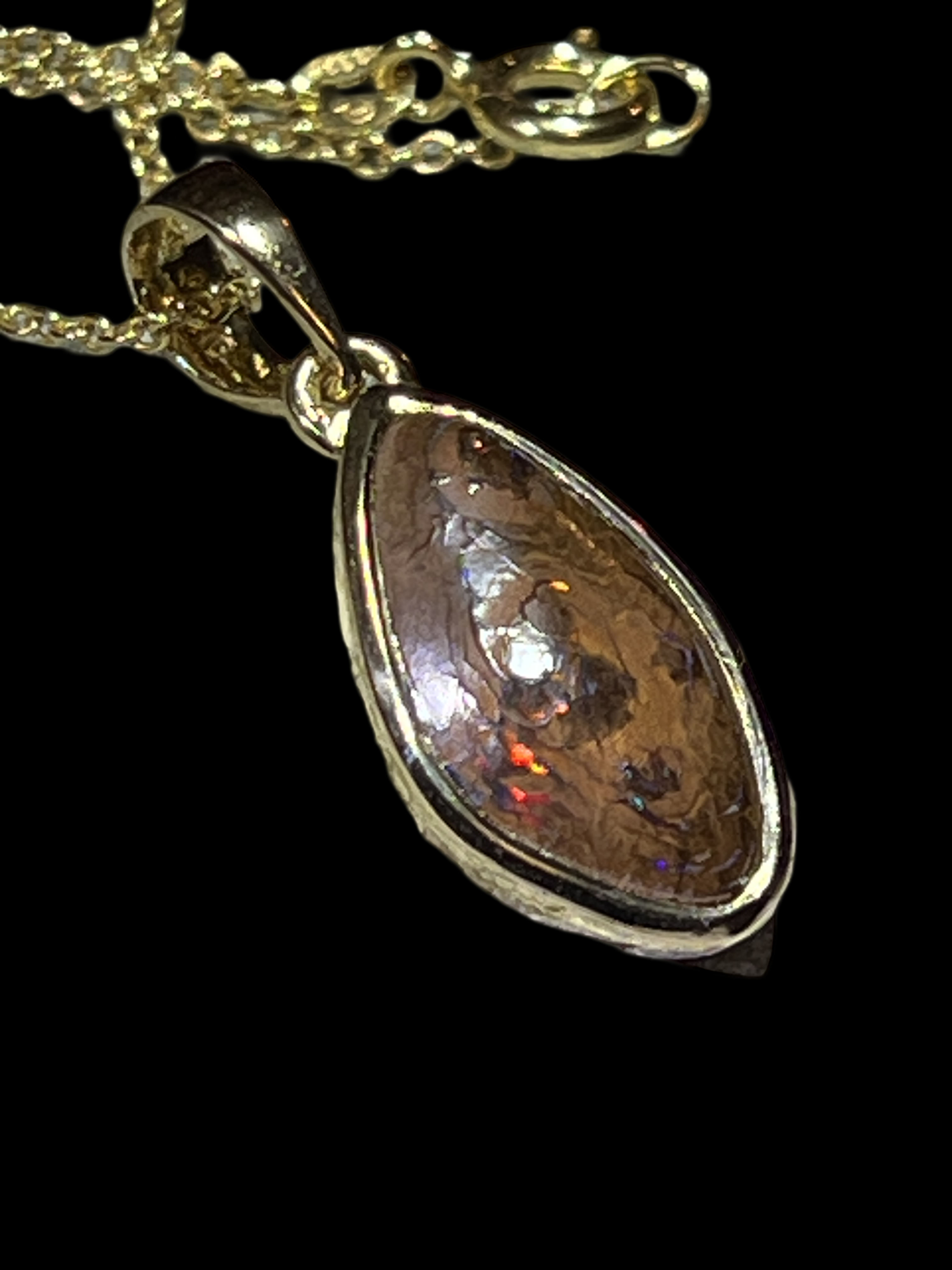 Rote Kristalle Boulder Opal Anhänger in Silber vergoldet