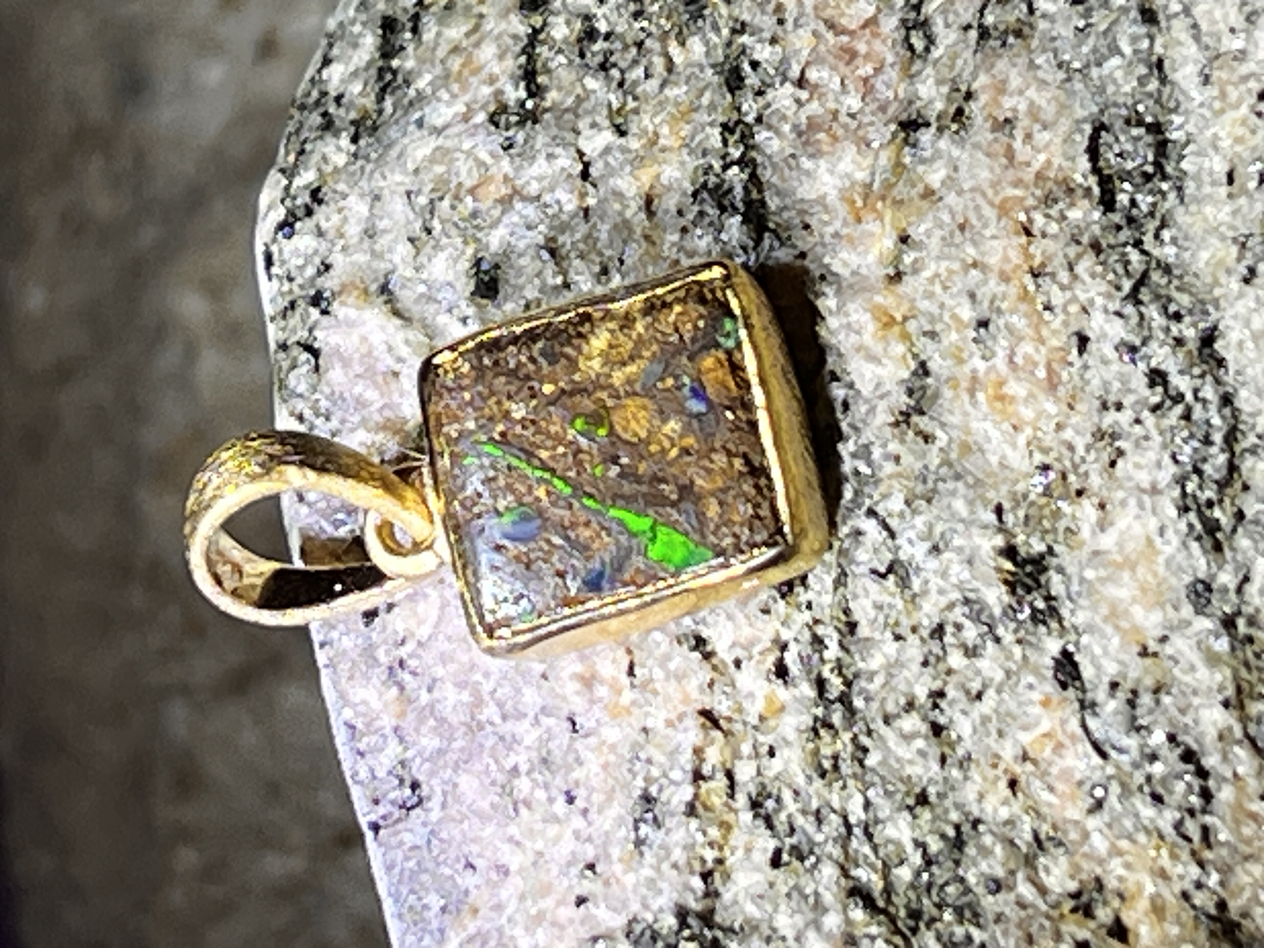 Boulder Opal Grüne Blitze Anhänger vergoldet