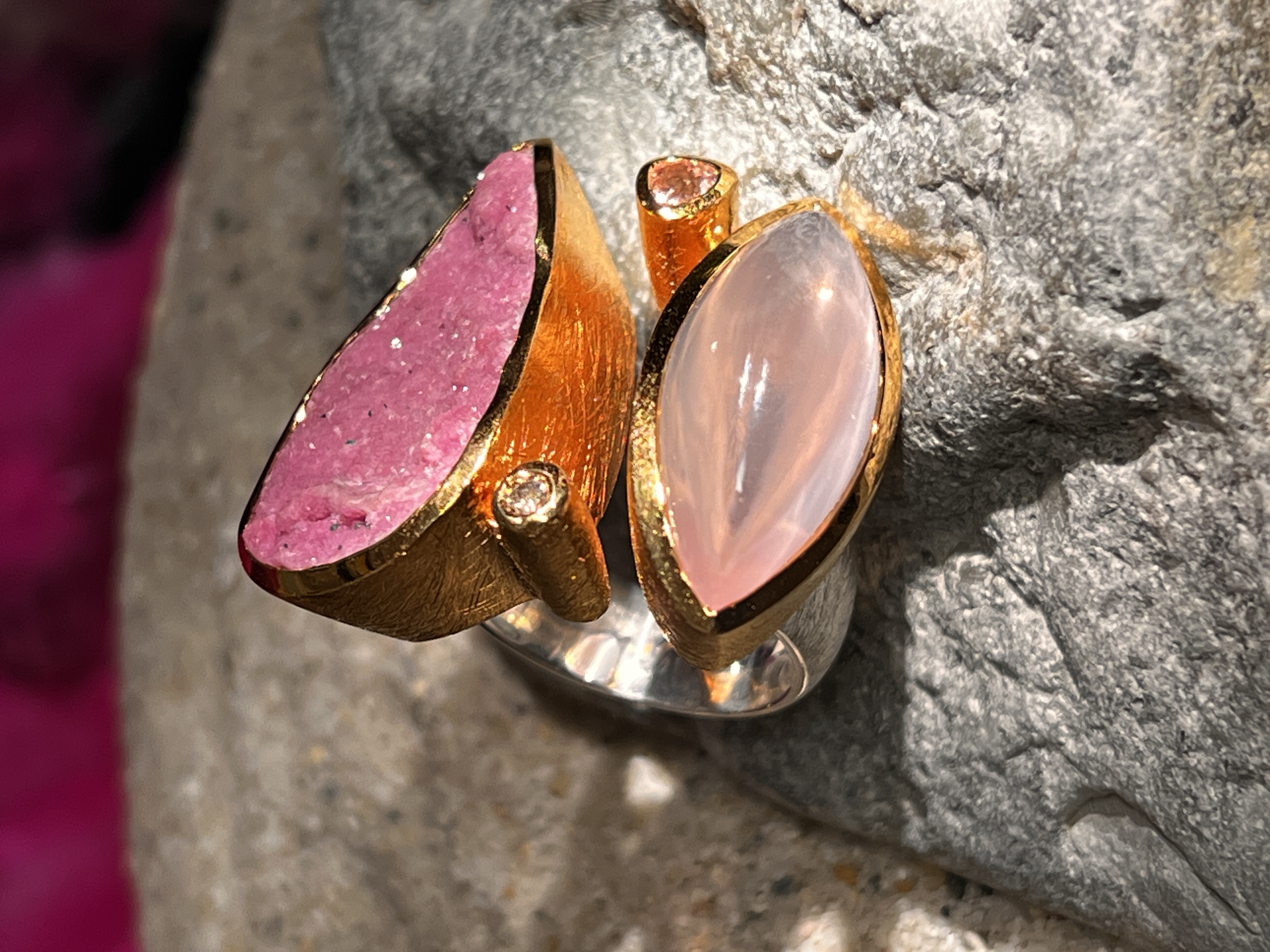 Großer Calcit Rosenquarz Ring in Silber mit vergoldeter Fassung