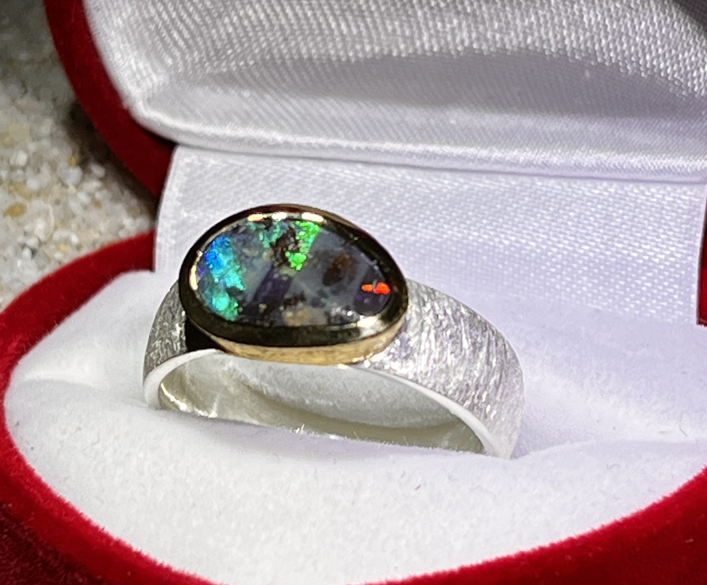 Boulder Opal schwarze Überraschung Ring in Silber mit vergoldeter Fassung